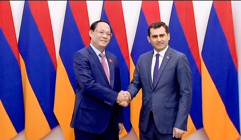 越南国会副主席陈光方会见亚美尼亚国会第一副主席哈科博·阿尔沙克扬。
