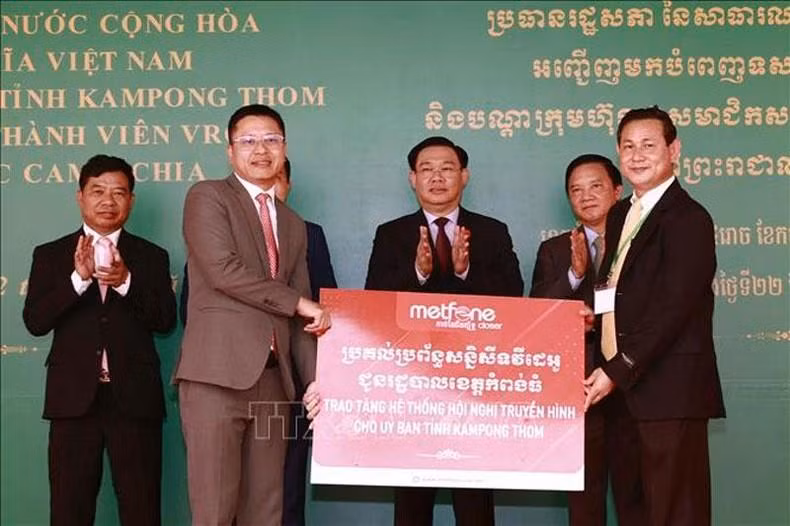 国会主席王廷惠同各位代表见证越南军队电信集团（Viettel）下属柬埔寨公司（Metfone）代表向磅同省领导赠送礼物。