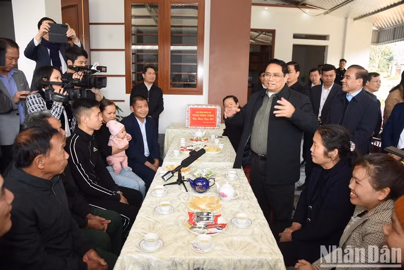范明正总理走访并向安置区人民致以新年祝福。