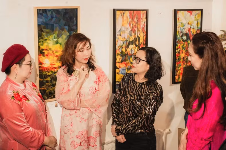 越南驻奥地利商务处代表丁黄燕女士(右二)对此展的成功表示高兴。她希望,今后将有更多机会,让越南艺术家向欧洲公众介绍越南艺术。 越南驻奥地利商务处代表丁黄燕女士(右二)对此展的成功表示高兴。她希望,今后将有更多机会,让越南艺术家向欧洲公众介绍越南艺术。