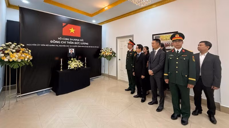 原国家主席陈德良吊唁仪式在越南驻文莱大使馆举行。