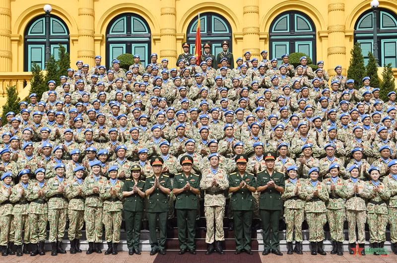 三号工兵队和六号二级野战医院干部人员和越南维和局领导合影。（图片来源：qdnd.vn）