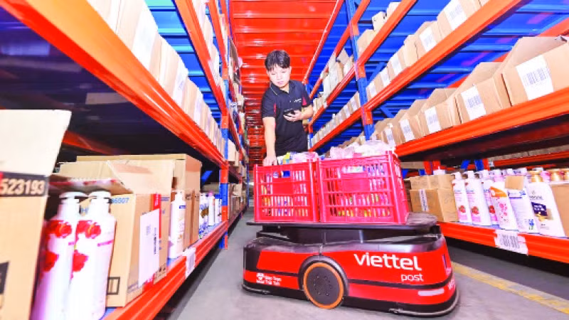 在越南电信邮政股份总公司（Viettel Post）仓库使用机器人。 (登英 摄)