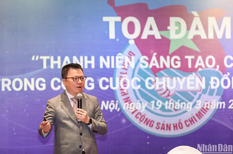 越南新闻工作者协会主席黎国明在座谈会上想青年、团员提供关于数字化转型的信息。