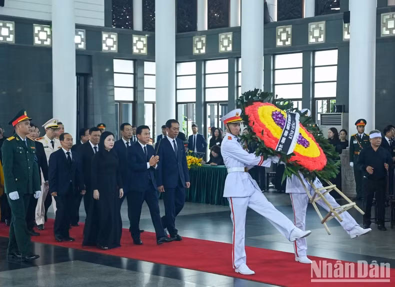 清化省代表团吊唁阮富仲总书记逝世。