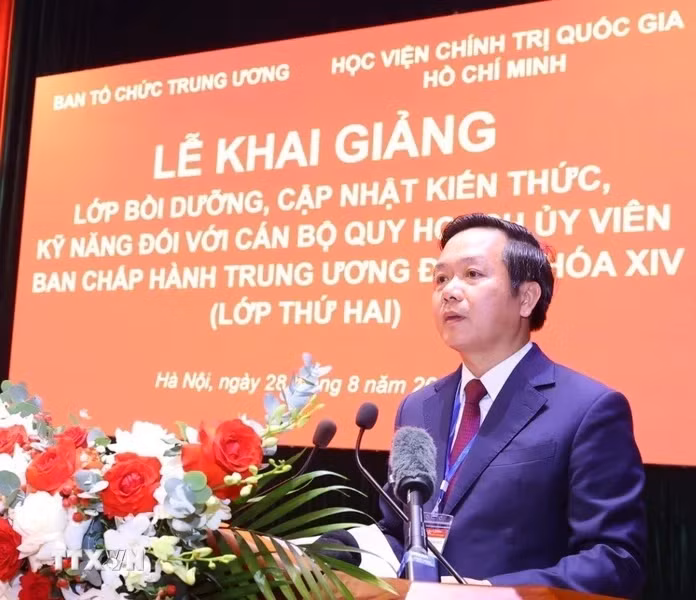 宁平省省委副书记、省人民委员会主席、培训班班长范光玉发表讲话。