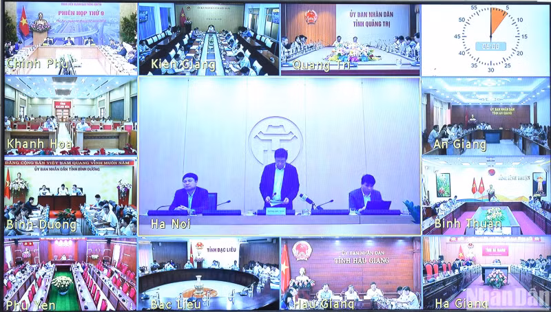 会议以线上和线下相结合方式举行。设在政府总部的会议主会场与在展开国家交通运输领域重点工程和项目的全国46省市分会场视频连线。