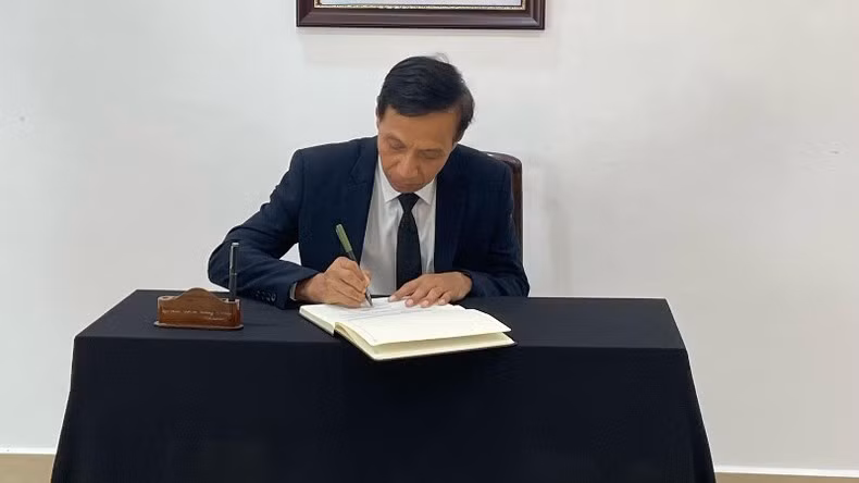 柬埔寨驻文莱大使Darussalam Chey Ratha在原国家主席陈德良的唁簿上留言。