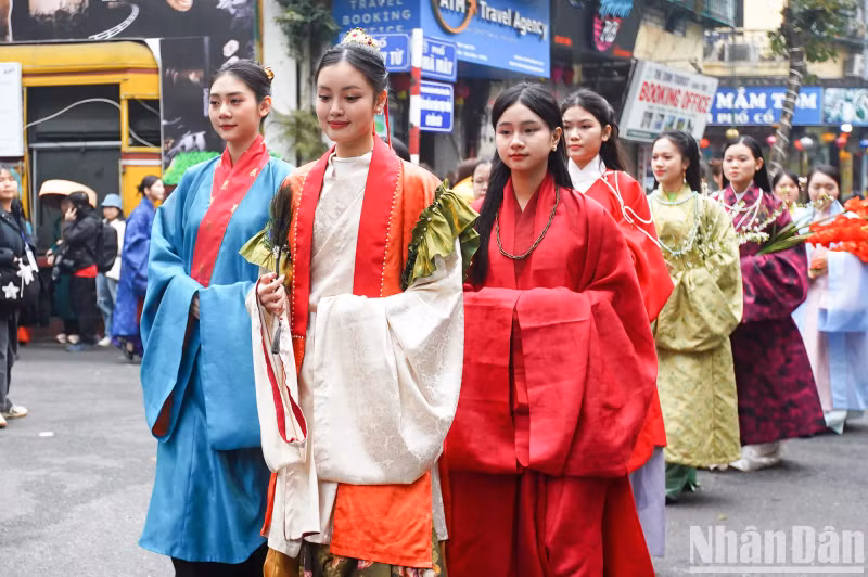 400人穿着越南传统服饰走过河内市还剑湖与古街16条街道、名胜古迹。