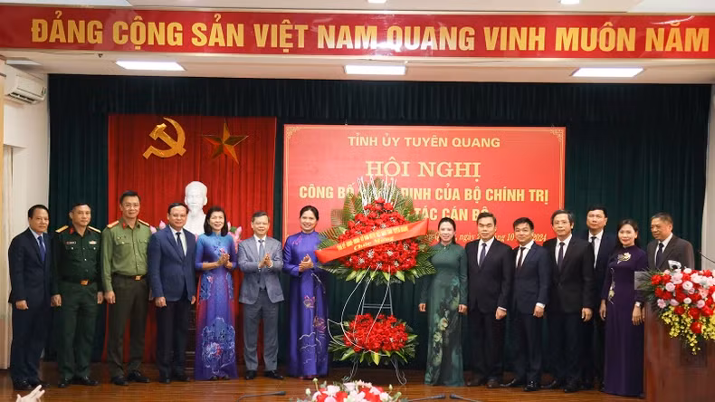 宣光省领导向新任宣光省省委书记何氏娥赠送鲜花，表示祝贺。
