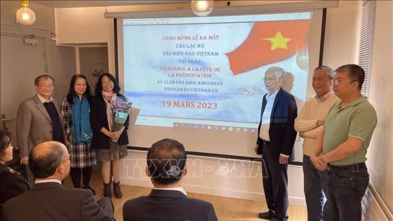 法国热爱越南海岛俱乐部问世仪式。（图片来源：越通社）