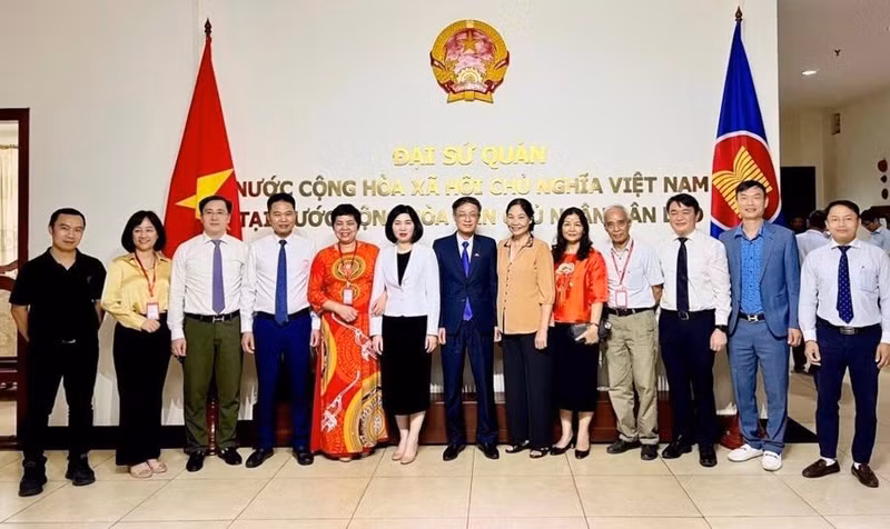 各位代表合影。（图片来源：kinhtedothi.vn）
