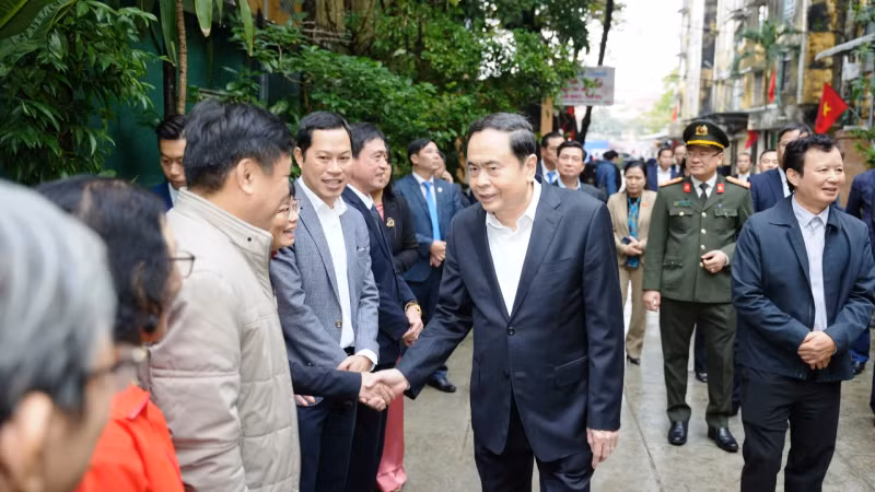 国会主席陈青敏和承天顺化省富绿县绿安乡人民。 国会主席陈青敏和承天顺化省富绿县绿安乡人民。