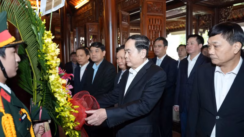 国会主席陈青敏向黎德英大将敬献花圈。 国会主席陈青敏向黎德英大将敬献花圈。
