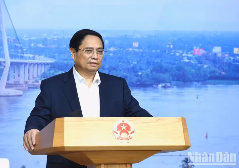 范明正总理在会议上发表讲话。
