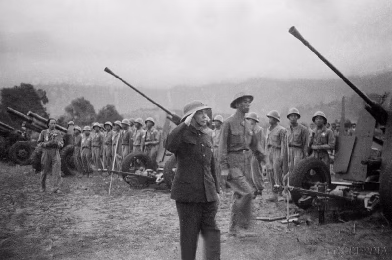 武元甲大将在战场上检阅参与奠边府战役的各单位。（图片来源：越通社）