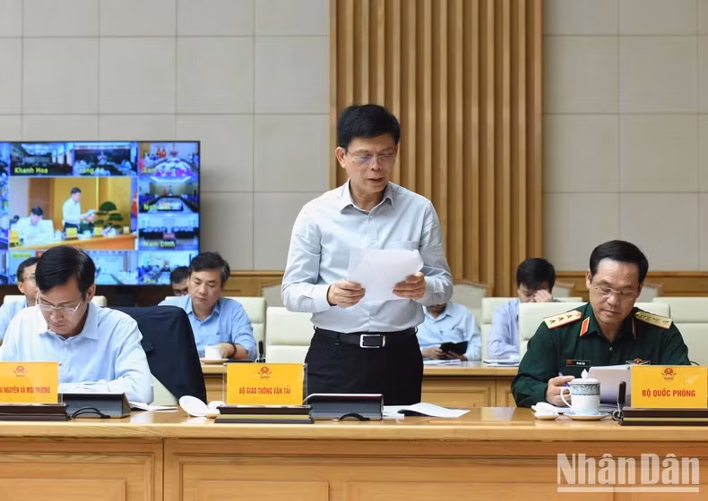 越南交通运输部代表汇报关于工程建设进度的信息。