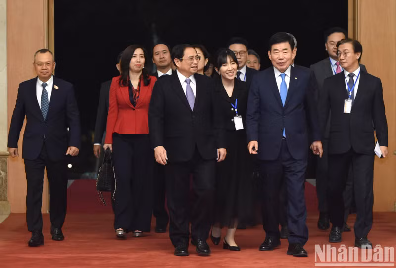 越南政府总理范明正迎接韩国国会议长金振杓。