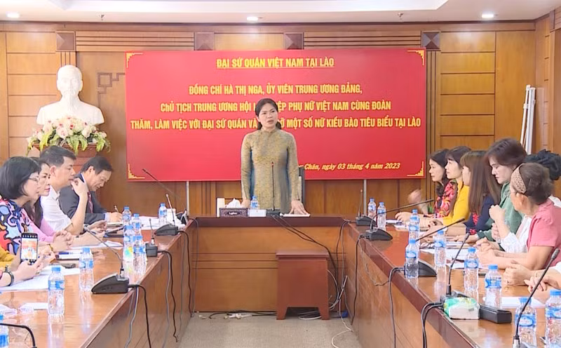 越南妇女联合会主席何氏娥在会议上发言。