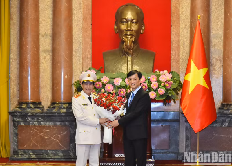 越共中央书记处书记、中央办公厅主任阮维玉向黎国雄上将表示祝贺。