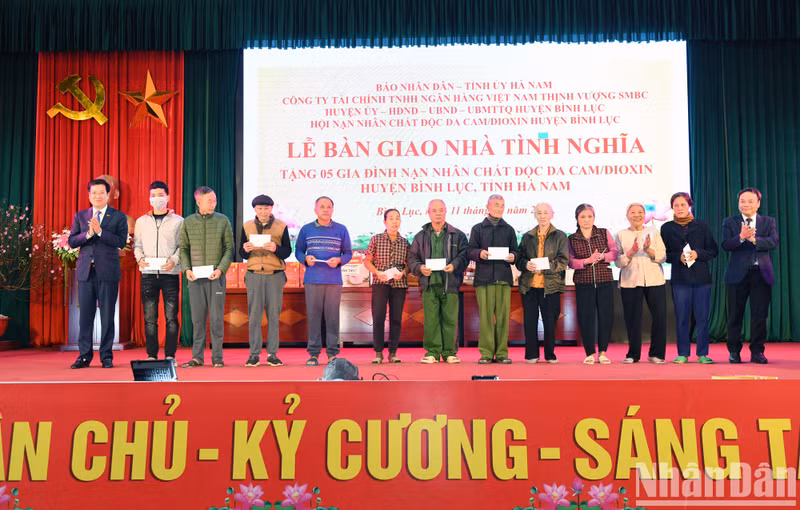 《人民报》社代表向当地贫困户赠送礼物。