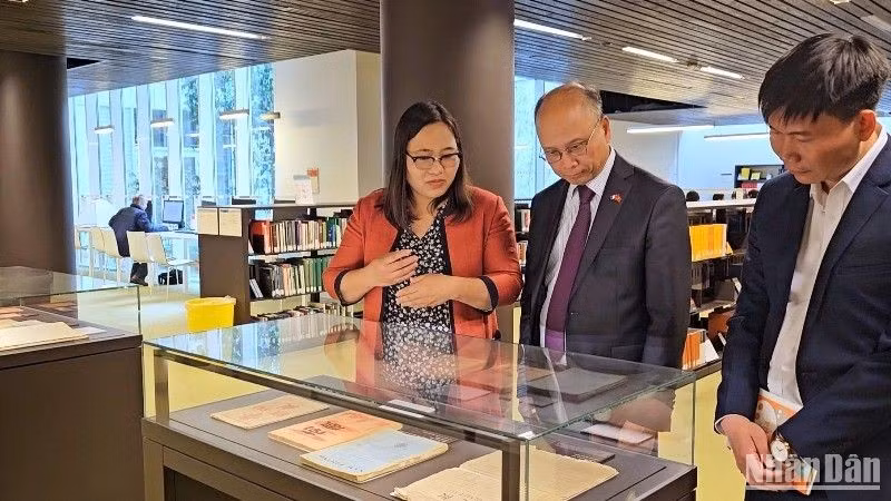越南驻法国大使丁全胜参观展会。