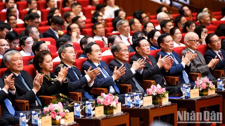 国会主席陈青敏和各位代表出席仪式。