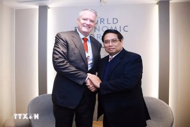 越南政府总理范明正会见经合组织秘书长马蒂亚斯·科尔曼。（图片来源：越通社）