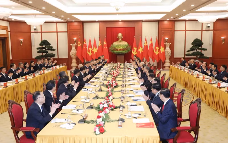 越共中央总书记阮富仲和中共中央总书记、中国国家主席习近平会谈全景。（图片来源：越通社）