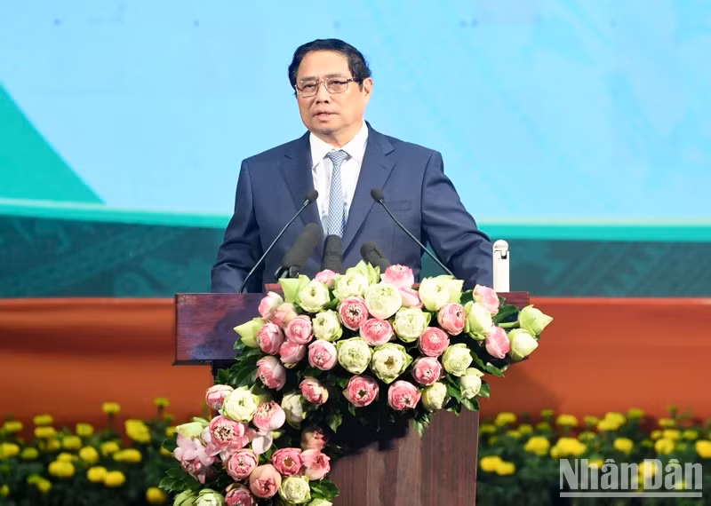 范明正总理在会议上发表讲话。