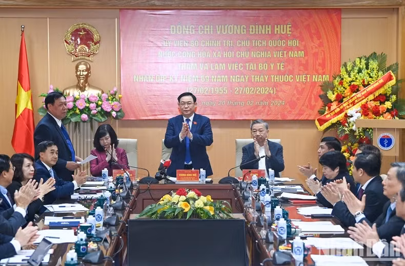 国会主席会王廷惠同卫生部领导举行会议。