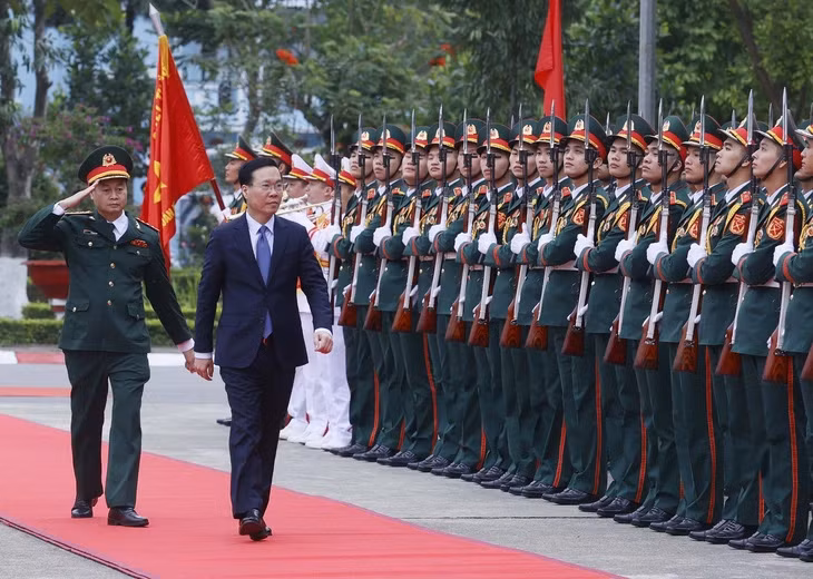 越南国家主席武文赏走访越南国防部第二总局K3旅。（图片来源：越通社）