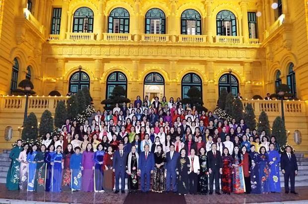 越南国家主席阮春福与国会女性代表合影。（图片来源：越通社）