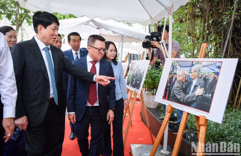 各位代表参观阮富仲总书记图片展。