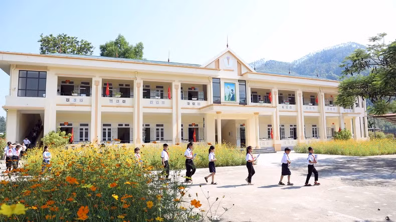 宣光省安山县队平乡明琴小学学校。