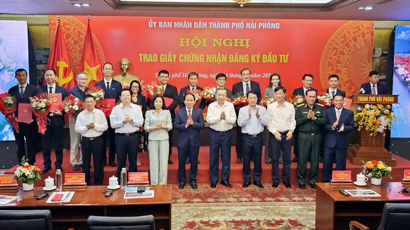 苏林总书记、海防市领导和投资商代表合影。（图片来源：baodautu.vn）