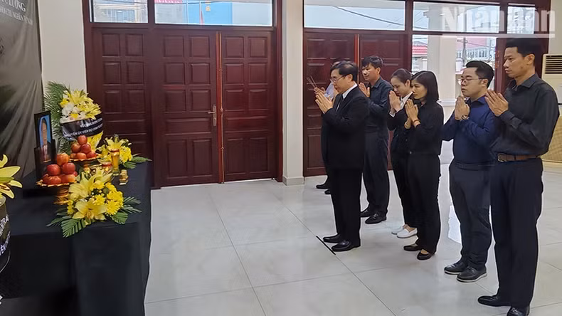 越南驻西哈努克总领事馆官员缅怀原国家主席陈德良。