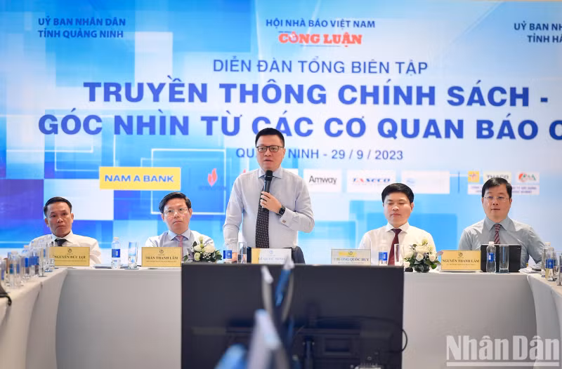 《人民报》社总编辑黎国明在论坛上发表讲话。