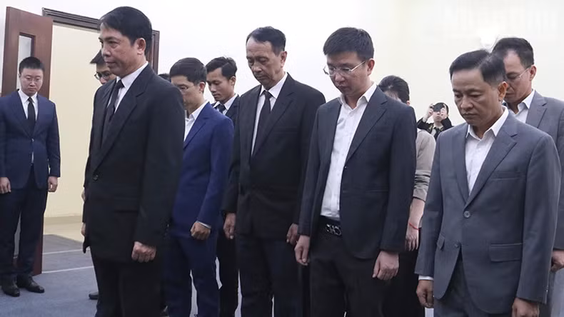 越南柬埔寨商业协会（VCBA）代表团缅怀原国家主席陈德良。
