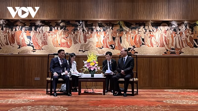 河内市委书记丁进勇会见中国广东省委书记黄坤明。（图片来源：VOV）