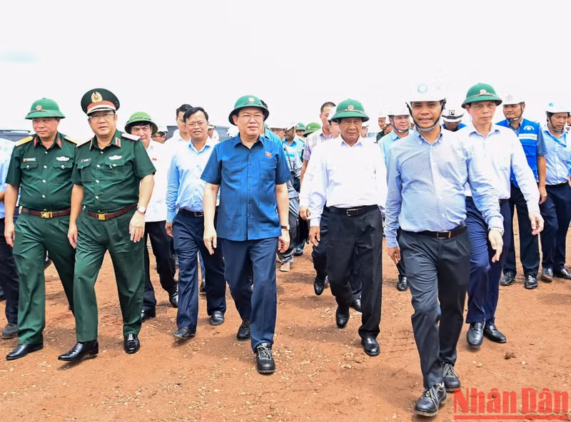 国会主席王挺好检查隆城机场国家重点项目现场。