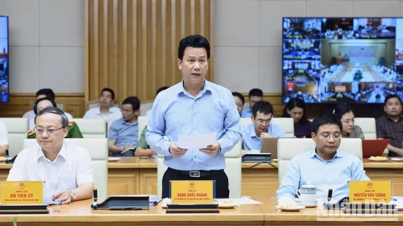 越南自然资源与环境部部长邓国庆发表讲话。