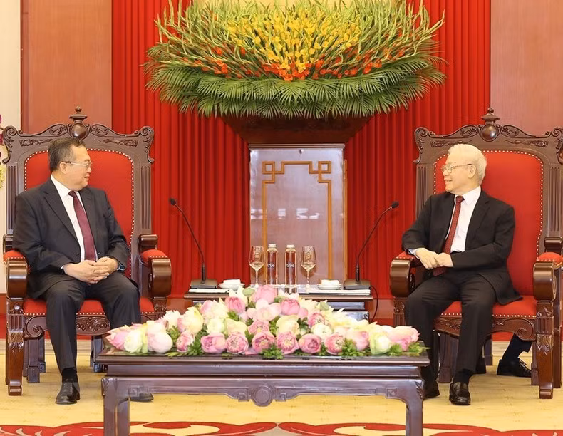 越共中央总书记阮富仲会见中共中央委员、中央对外联络部部长刘建超。