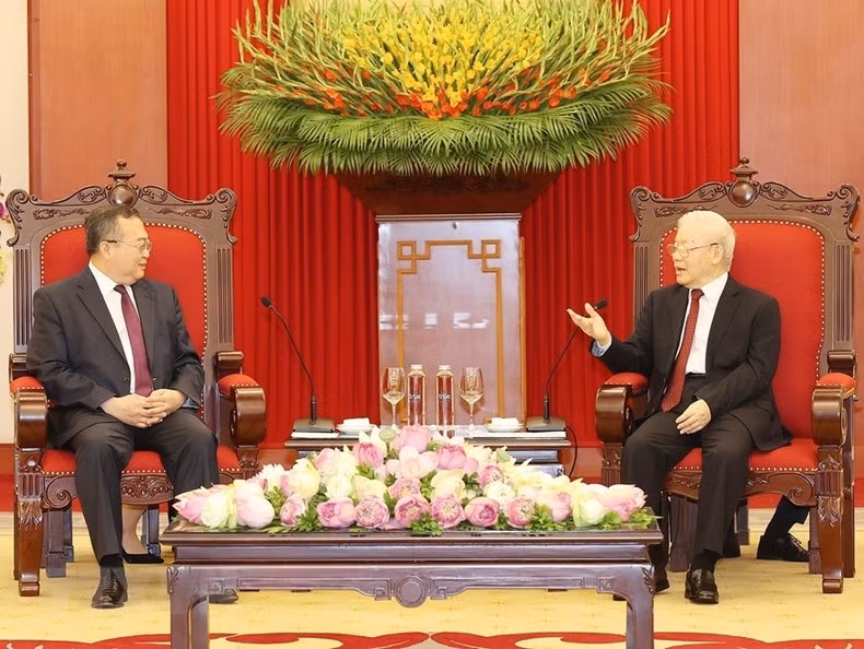 越共中央总书记阮富仲会见中共中央对外联络部部长刘建超。（图片来源：越通社）