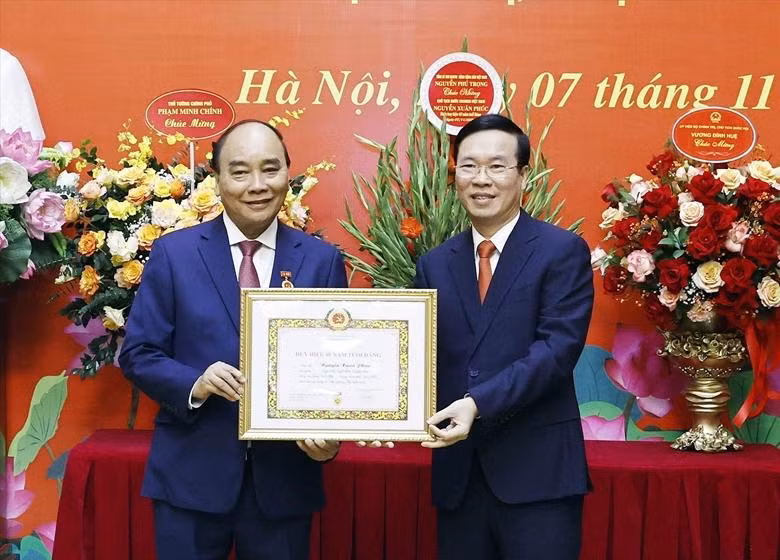 武文赏同志向阮春福主席授予40周年党龄纪念章 。（图片来源：越南共产党报）
