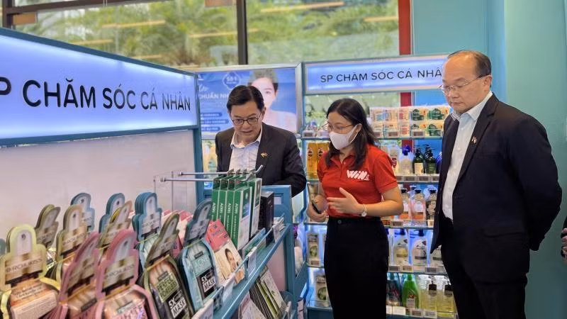 新加坡副总理走访WIN便利店。
