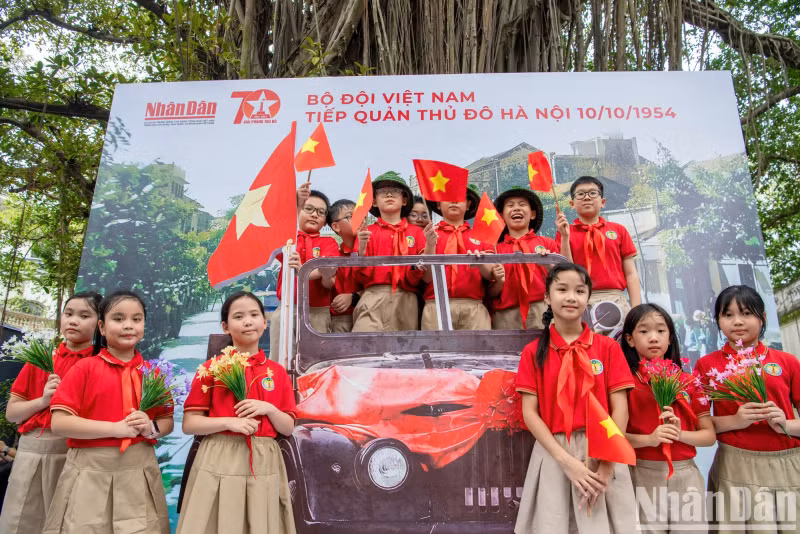 小学生与再现模型合影。