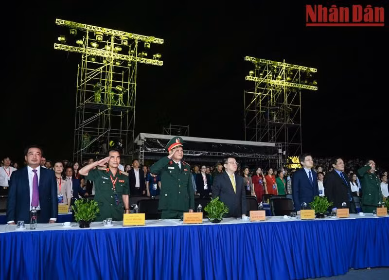 各位代表进行升国旗仪式。
