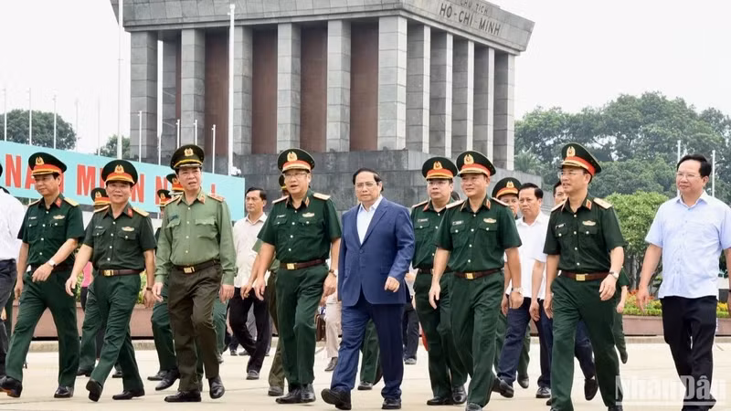 越南政府总理范明正考察胡志明主席陵定期维修与保养工作结果。