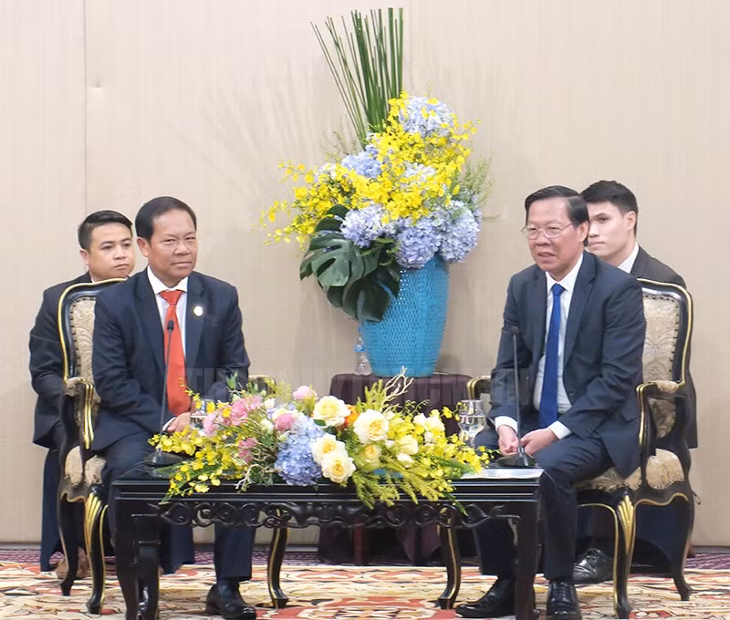 胡志明市市委副书记、市人民委员会主席潘文买会见老挝建国阵线副主席坎莱。（图片来源：hcmcpv.org.vn）